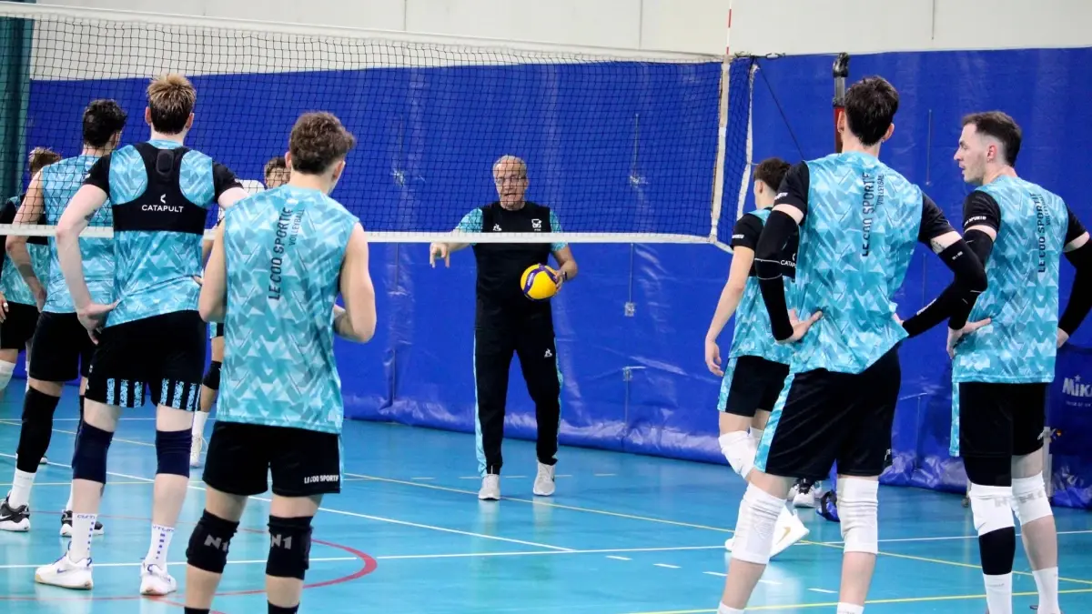 Equipo de voleibol celebrando